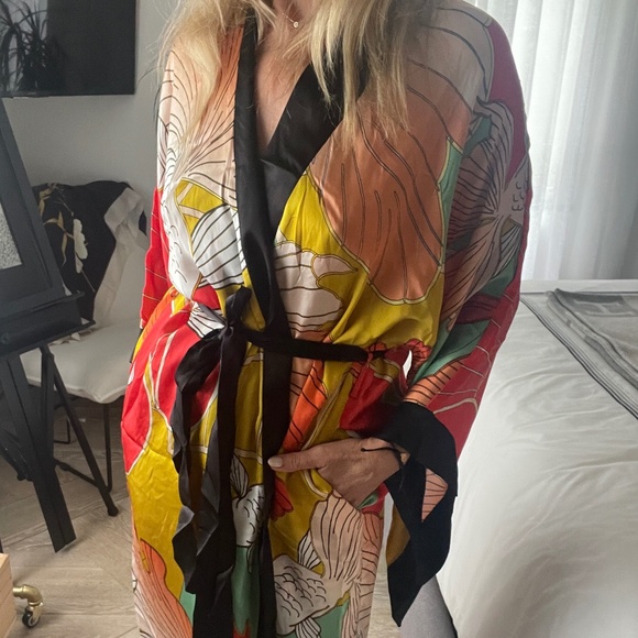Silk Kimono with KOI Design - Picture 1 of 8